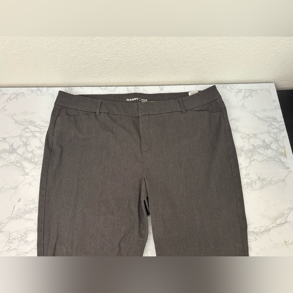 Old Navy Women's Mid Rise Gray Pixie Pants Size 18 Stretch Flat Front Crop - Picture 2 of 6